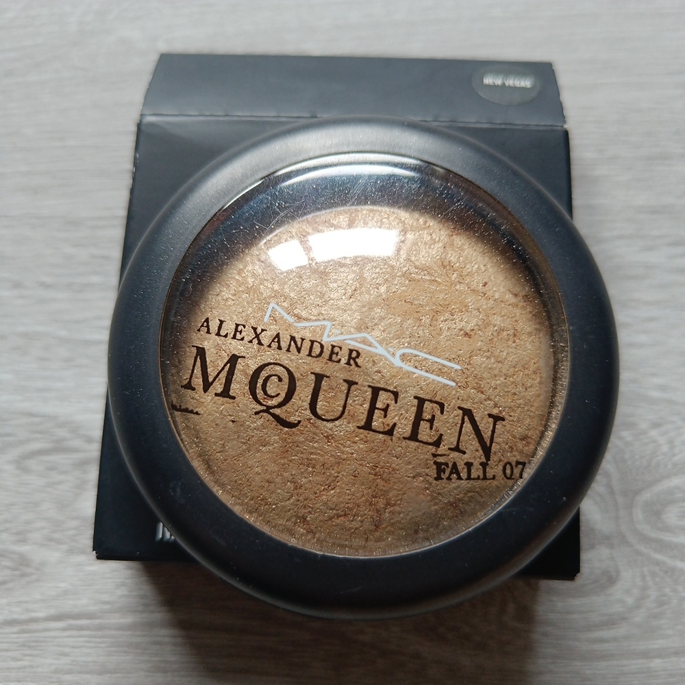 Mac Cosmetics Alexander McQueen Mineralize Skinfinish Powder - New Vegas 10